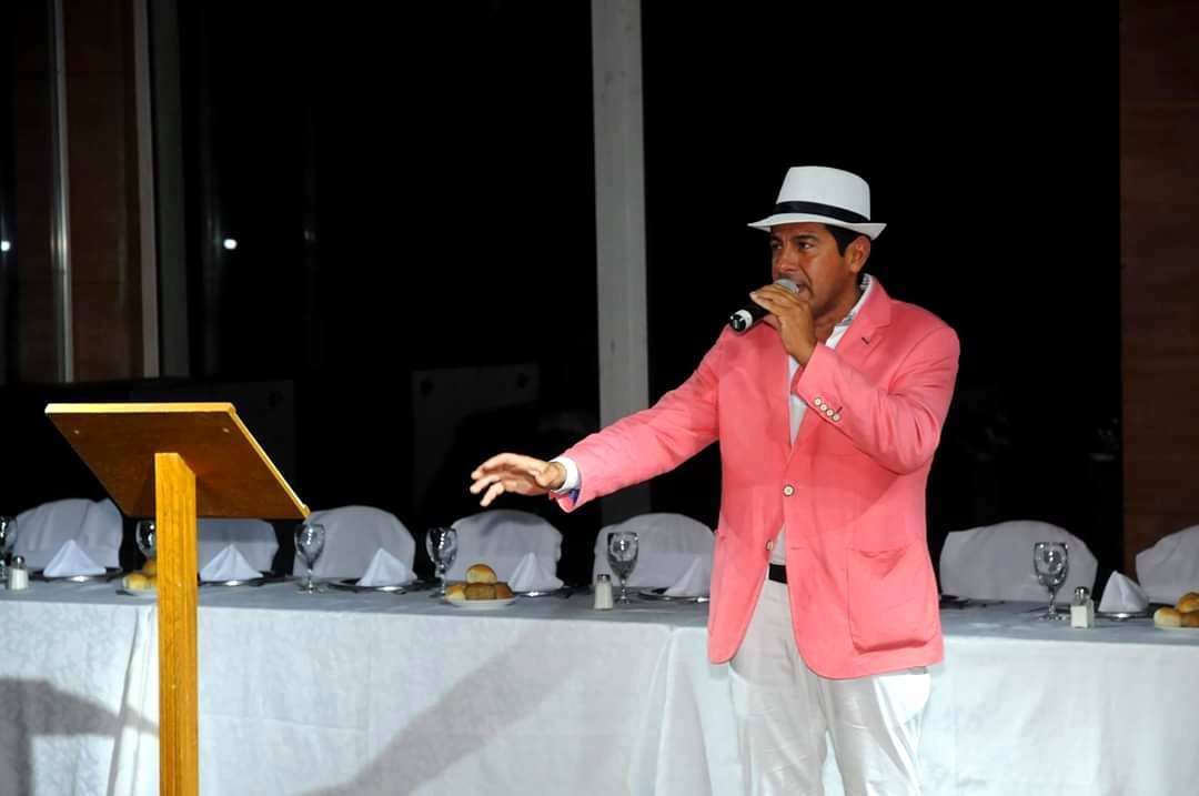 Rubén Delgado conduciendo una celebración